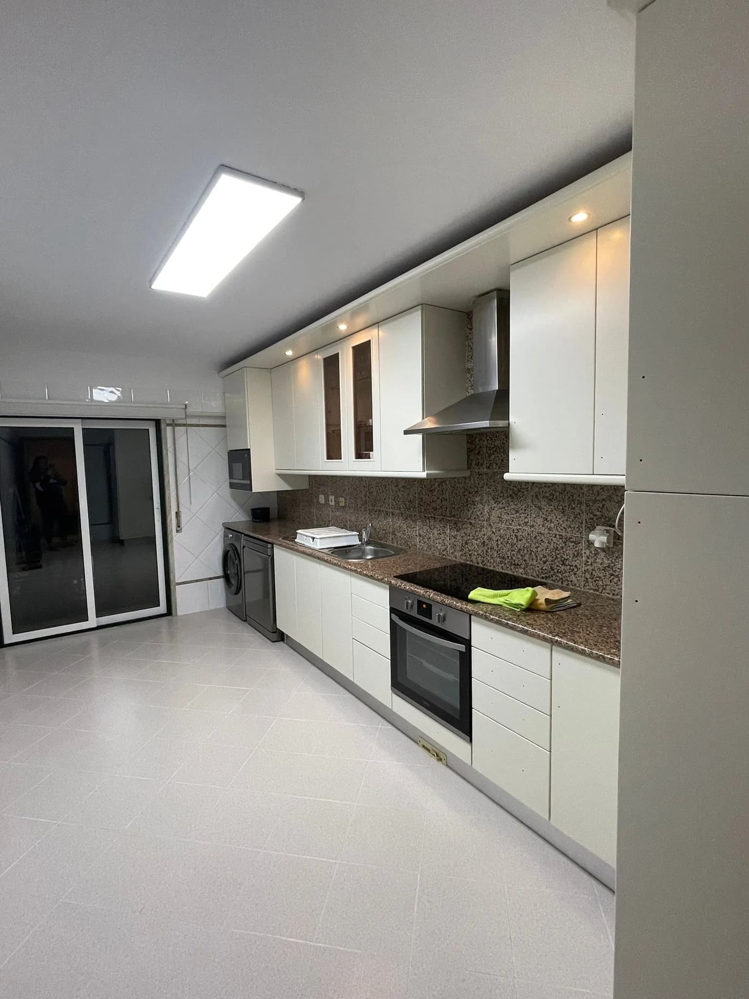A mesma cozinha depois da remodelação e pintura