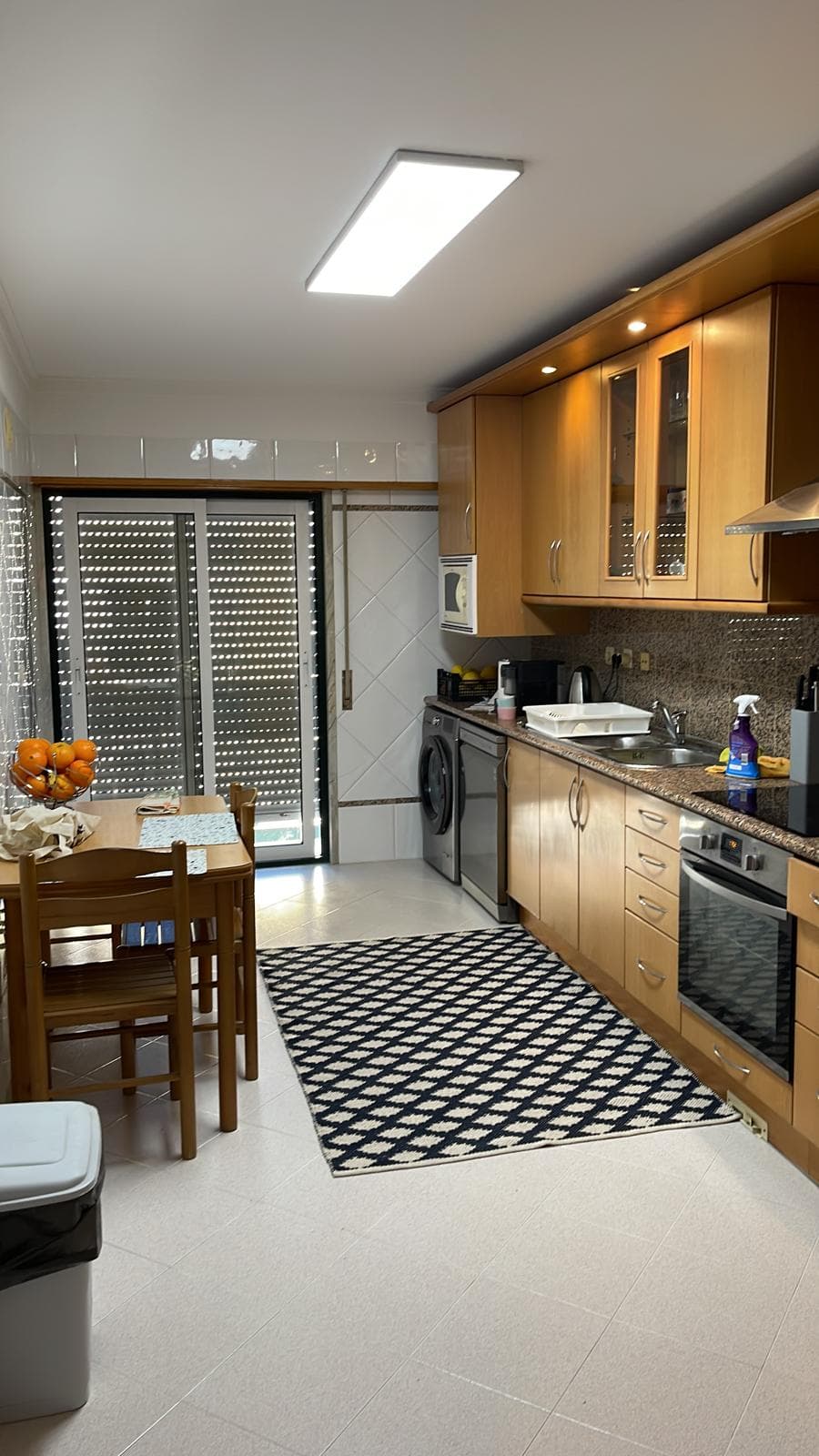 Cozinha antiga antes da remodelação e pintura