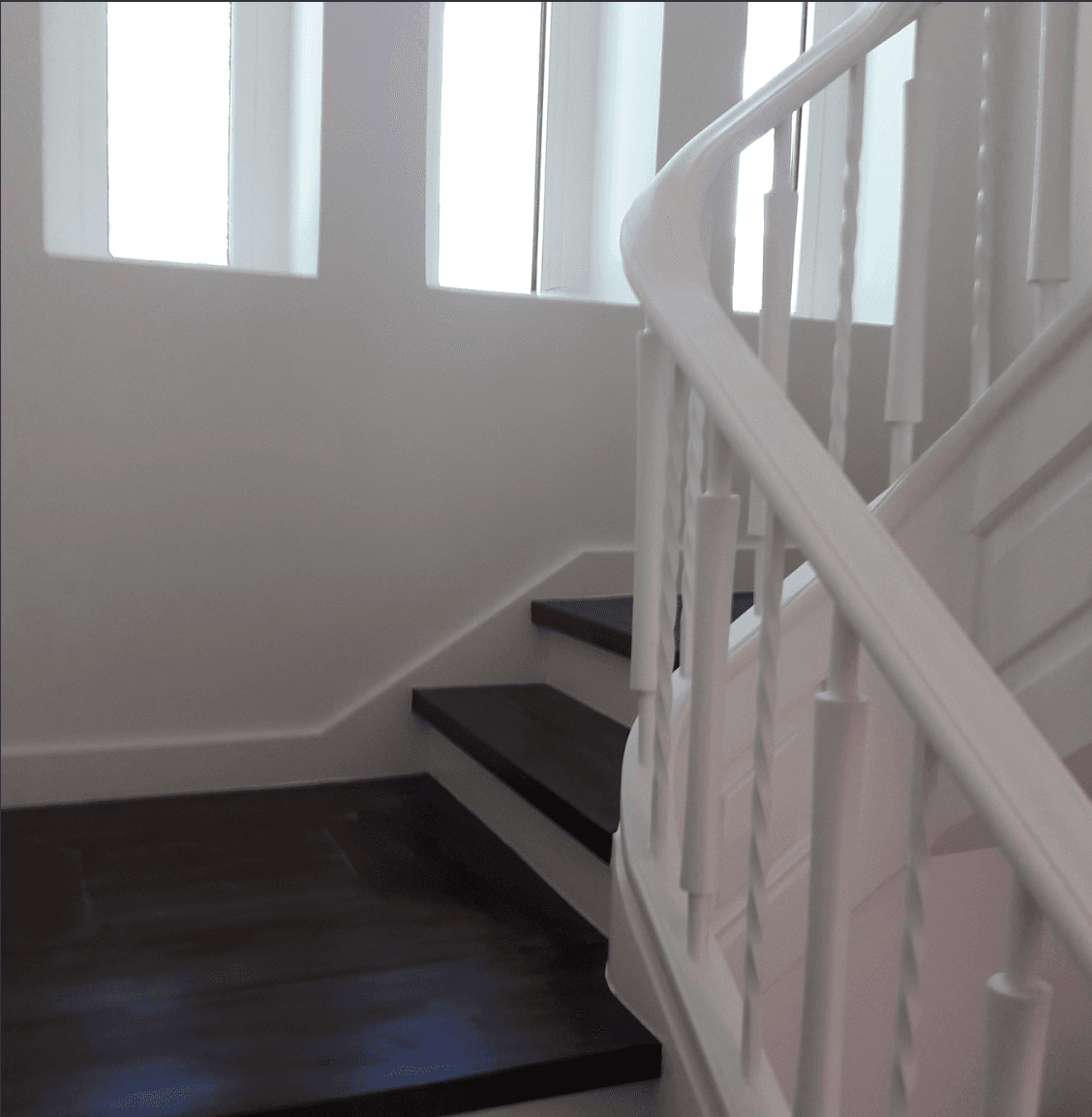 Escadas interiores recuperadas e pintadas de branco